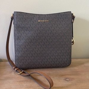 MICHAEL KORS  LARGE LOGO MESSENGER / CROSSBODY